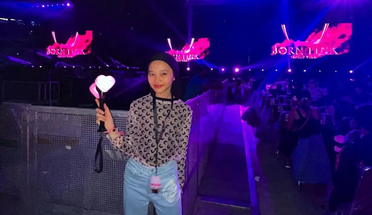 Syibil anak Zaskia Adya Mecca pakai long sleeve top bermotif dipadu high waisted jeans dan hijab turban. @kana.syibilla.