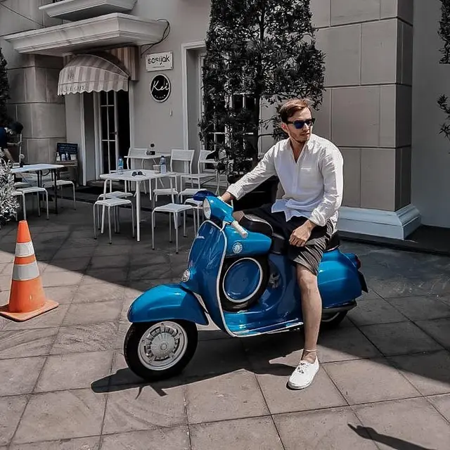 7 Gaya Keren Rifky Alhabsyi, Pesepak Bola dan Aktor yang Koleksi Vespa Klasik