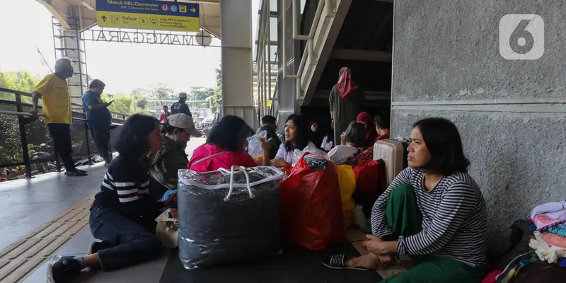 Warga Korban Kebakaran Manggarai Mengungsi Sementara di Pelataran Stasiun