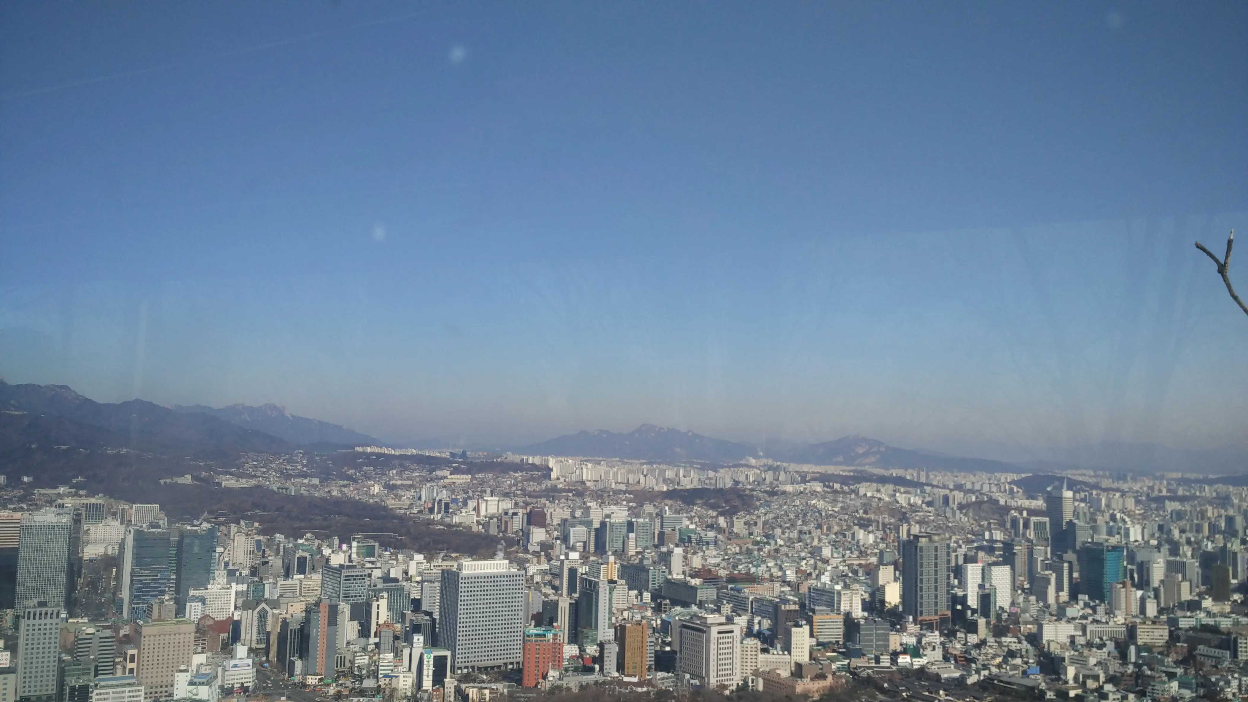 Pemandangan Kota Seoul dari atas Gunung Namsan di Namsan Tower, Yongsan, Seoul, Jumat (12/1/2018). (Liputan6.com/Hotnida Novita Sary)