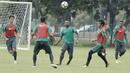 Pemain Timnas Indonesia, Nelson Alom, saat latihan di Lapangan ABC, Senayan, Jakarta, Kamis (22/2/2018). Pemusatan latihan tahap kedua ini dilakukan untuk persiapan Asian Games 2018. (Bola.com/M Iqbal Ichsan)