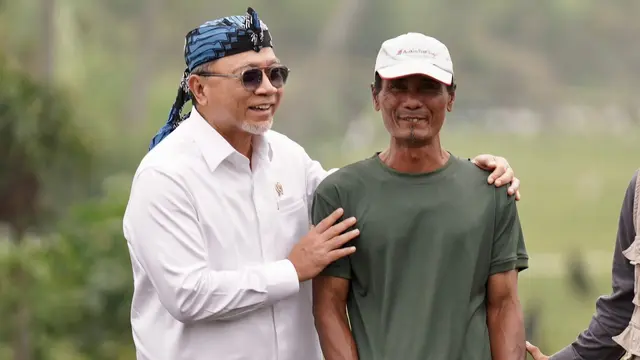 Menteri Koordinator Bidang Pangan, Zulkifli Hasan bertemu dengan sejumlah petani untuk menjelaskan masalah pupuk subsidi. (Dok Kemenko Pangan)