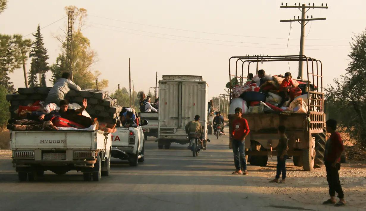 Warga melarikan diri menggunakan sejumlah mobil saat pasukan Turki memburu milisi Kurdi di Ras al Ayn, Suriah, Rabu (9/10/2019). Turki melancarkan serangan udara dan tembakan artileri terhadap milisi Kurdi di sepanjang perbatasan Suriah. (AP Photo/Baderkhan Ahmad)