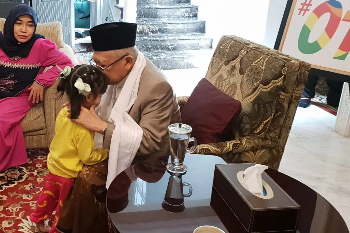 Ma'ruf Amin bermain dengan cucunya. (Liputan6.com/Putu Merta Surya Putra)