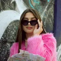 Ilustrasi perempuan cantik kaya | copyright pexels.com/Eugene Lisyuk