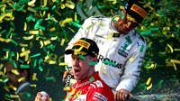 Pebalap Ferrari, Sebastian Vettel (depan), mampu mengungguli Lewis Hamilton pada balapan F1 GP Australia di Sirkuit Albert Park, Minggu (26/3/2017). Vettel pun memimpin klasemen sementara F1 2017. (EPA/Diego Azubel)