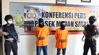 Dua pelaku pembobol minimarket di Bekasi yang ditangkap polisi. (Liputan6.com/Bam Sinulingga)