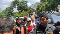 Roro Fitria saat jalani sidang perdana (Kapanlagi.com/Nuzulur Rakhmah)