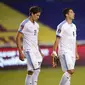 Pemain Uruguay, Luis Suarez dan Darwin Nunez, tampak lesu usai ditaklukkan Ekuador pada laga kualifikasi Piala Dunia 2022 di Stadion Casa Blanca, Rabu (14/10/2020). Ekuador menang dengan skor 4-2. (Rodrigo Buendia/Pool via AP)