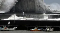 Gelombang tinggi menghantam pemecah gelombang di pelabuhan Aki, Prefektur Kochi, Jepang, (4/9). Jepang menunda lebih dari 600 penerbangan domestik maupun internasional. (Ichiro Banno/Kyodo News via AP)