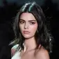 Sontek penampilan keren Kendall Jenner saat tertangkap kamera paparazzi di bandara. 