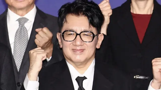 Bang Si Hyuk muncul di Korea dengan penampilan baru. (credit:www.allkpop.com)