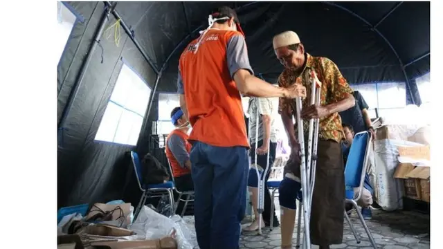 Dinas Sosial Kota Aceh membagikan bantuan kaki palsu untuk para penyandang disabilitas