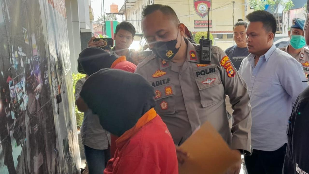 Tersangka DA dihadirkan dalam konferensi pers di Mapolresta Bandar Lampung, Rabu (2/8/2022).