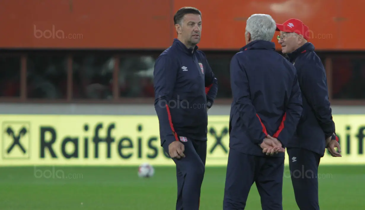 Pelatih Serbia, Slavoljub Muslin (kanan) berdiskusi dengan asistennya saat latihan di Stadion Ernst Happel, Wina, Kamis (5/10/2017). Serbia akan menghadapi Austria pada laga kualifikasi Piala Dunia 2018. (Bola.com/Reza Khomaini)