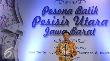 Menperin Saleh Husin meresmikan Pesona Batik Pesisir Utara Jawa Barat 2016 di kawasan Sudirman, Jakarta, Kamis (19/05). Yayasan batik Jawa Barat mempersembahkan pameran batik pesisir utara Jawa Barat. (Liputan6.com/Herman Zakharia)