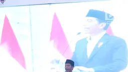 Presiden Jokowi memberikan sambutan di Pondok Pesantren Miftahul Huda, Tasikmalaya, Jawa Barat, Rabu (27/2). Kedatangan Jokowi merupakan bagian dari rangkaian Penyaluran KUR Ketahanan pangan dan aksi ekonomi untuk rakyat. (Liputan6.com/Angga Yuniar)