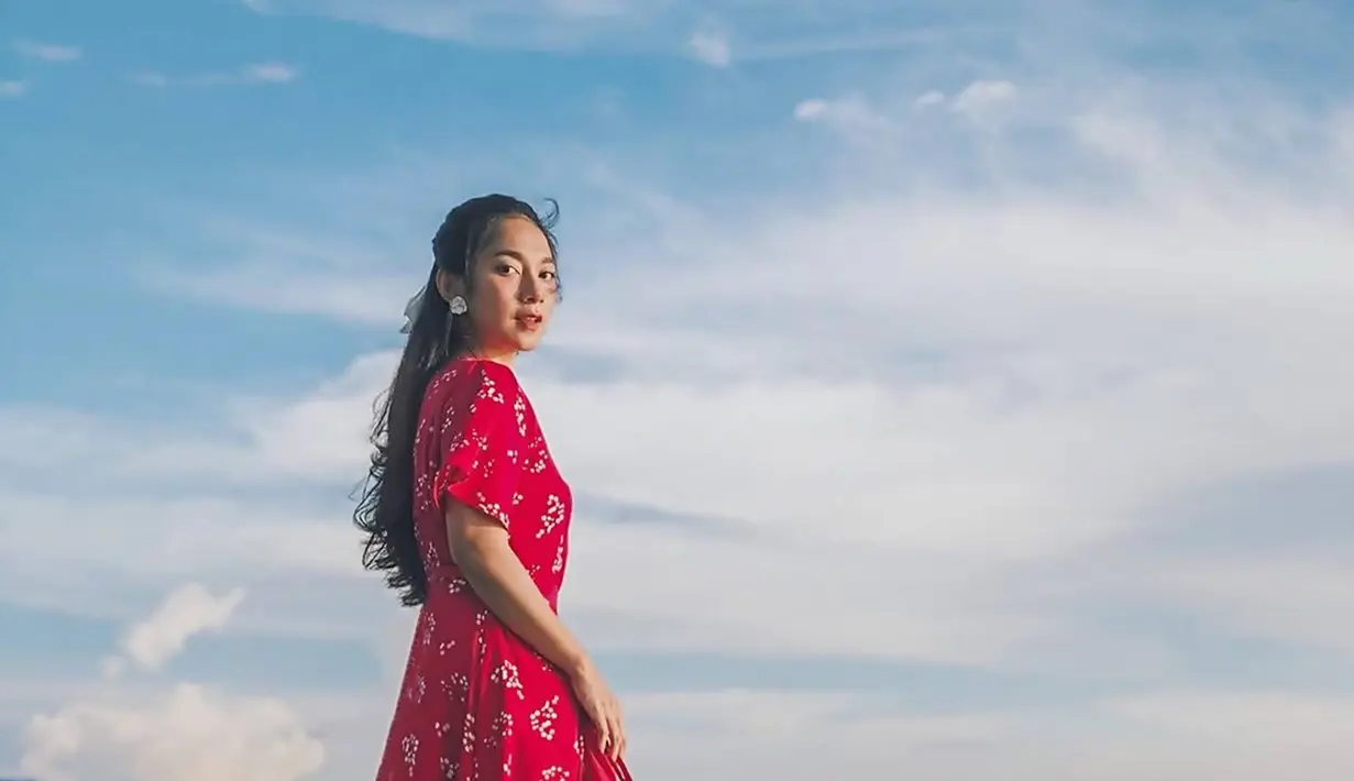 Dalam berbagai aktivitasnya sehari-hari, Dinda Kirana kerap membagikan potret terbarunya dalam media sosial Instagram. Salah satunya ialah saat menjalani berbagai traveling di berbagai wisata di Indonesia. Dalam liburan, ia kerap tampil keren dengan dress dan outfit floralnya. (Liputan6.com/IG/@dindakirana.s)