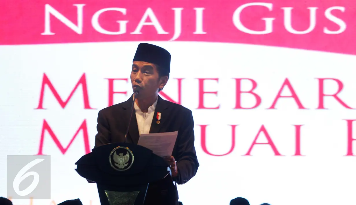 Presiden Jokowi saat memberikan sambutan pada acara Haul Gus Dur ke 7 dan Peringatan Maulid Nabi Muhammad SAW di Ciganjur, Jakarta, Sabtu (23/12). Haul Gusdur  mengangkat tema Ngaji Gusdur : Menebar Damai, Menuai Rahmat. (Liputan6.com/Gempur M Surya)