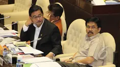 Menteri Agraria dan Tata Ruang Ferry Mursyidan Baldan (tengah) saat mengikuti rapat kerja dengan Komisi II di Kompleks Parlemen, Jakarta, Kamis (16/4/2015). Raker tersebut membahas tentang pelaksanaan dana desa. (Liputan6.com/Helmi Afandi)