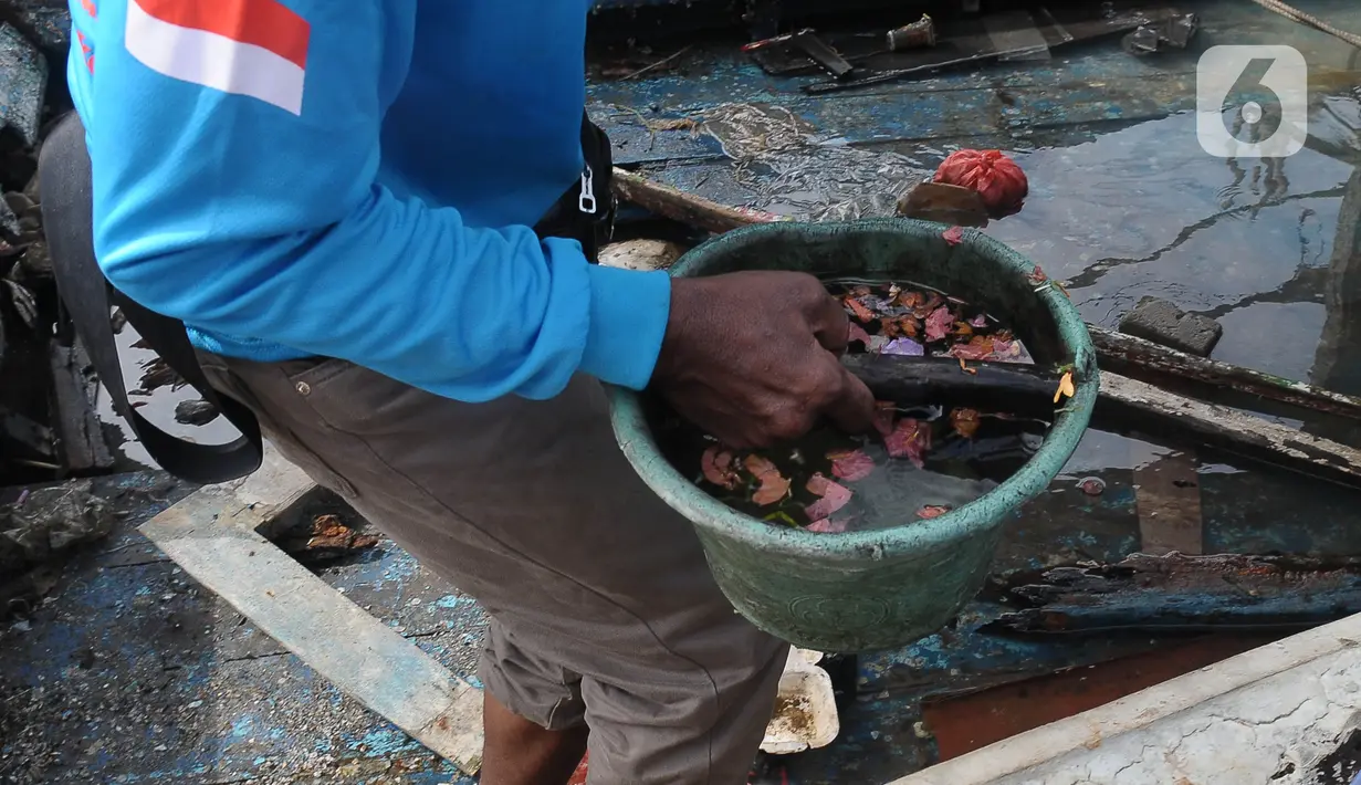 Pesta laut atau nadran dilaksanakan setiap tahunnya di wilayah Kaliadem yang merupakan salah satu adat budaya kebiasaan warga kampung nelayan. (merdeka.com/Imam Buhori)