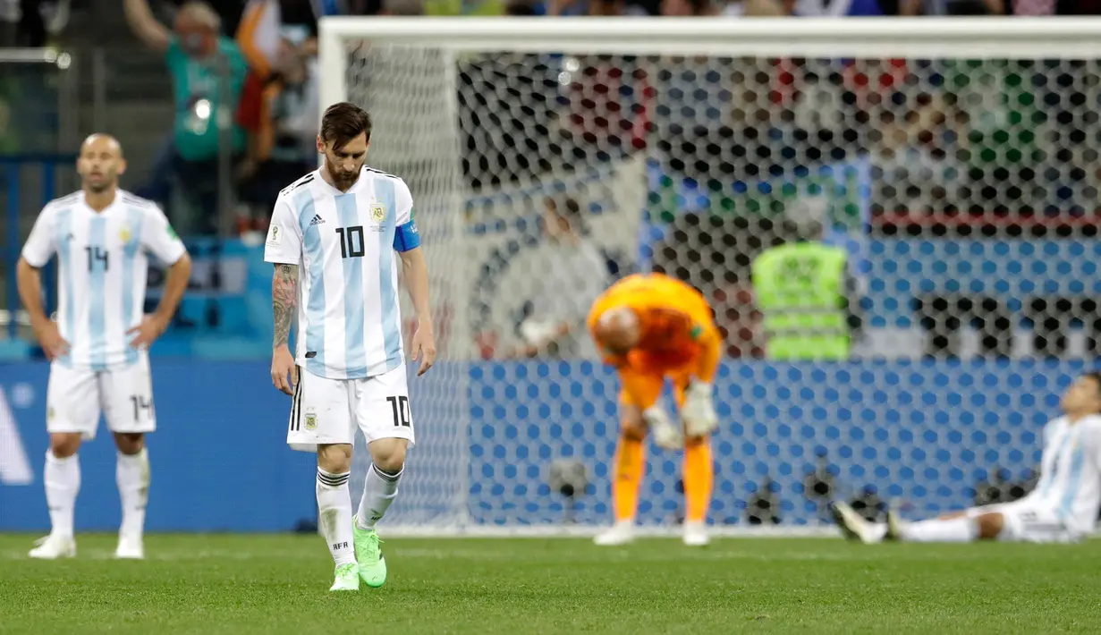 Kapten timnas Argentina, Lionel Messi berjalan di lapangan pada akhir pertandingan Grup D Piala Dunia 2018 melawan Kroasia di Nizhy Novgorod Stadium, Rusia, Jumat (22/6). Kalah 0-3, Argentina kian sulit untuk melaju ke babak gugur. (AP/Petr David Josek)