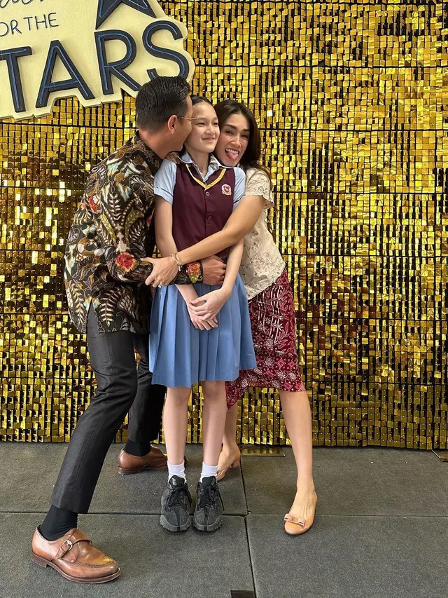 Elea Anak Ussy dan Andhika Lulus SD