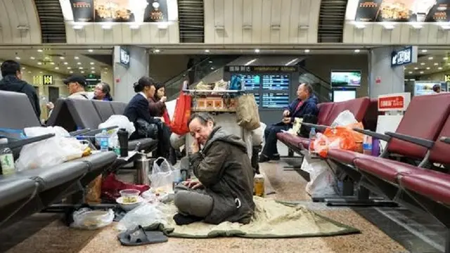 10 Tahun Tinggal di Bandara, Pria Tua Tak Mau Dipindahkan