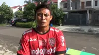 Pemain Bali United, Dias Angga Putra, saat ditemui media di kawasan Mitra Dago, Antapani, Bandung, Sabtu (18/4/2020). (Bola.com/Erwin Snaz)