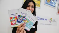 Model menunjukkan kartu Brizzi edisi Asian Games 2018 di Indocomtech, Jakarta, Jumat (3/11). Dalam peluncuran tersebut, BRI mengeluarkan lima seri kartu Brizzi khusus Asian Games 2018. (Liputan6.com/Faizal Fanani)