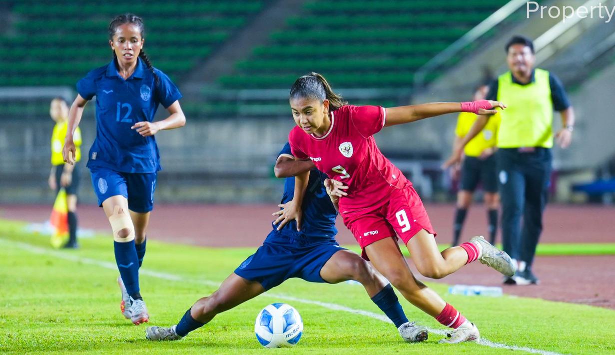 Pemain Timnas Indonesia Putri, Claudia Scheunemann (kanan) berusaha melewati penjagaan pemain Kamboja pada laga final Piala AFF Wanita 2024 di New Laos National Stadium, Vientiane, Kamis (05/12/2024) malam WIB. (Dok. PSSI)