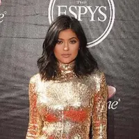 Kylie Jenner tidak hanya sukses dalam meniti kariernya di dunia hiburan. Dalam usianya yang tergolong muda, Kylie pun sudah sukses menjalani bisnisnya. Mulai dari kosmetik, hingga properti dan meraup keuntungan besar. (AFP/JASON MERRITT)