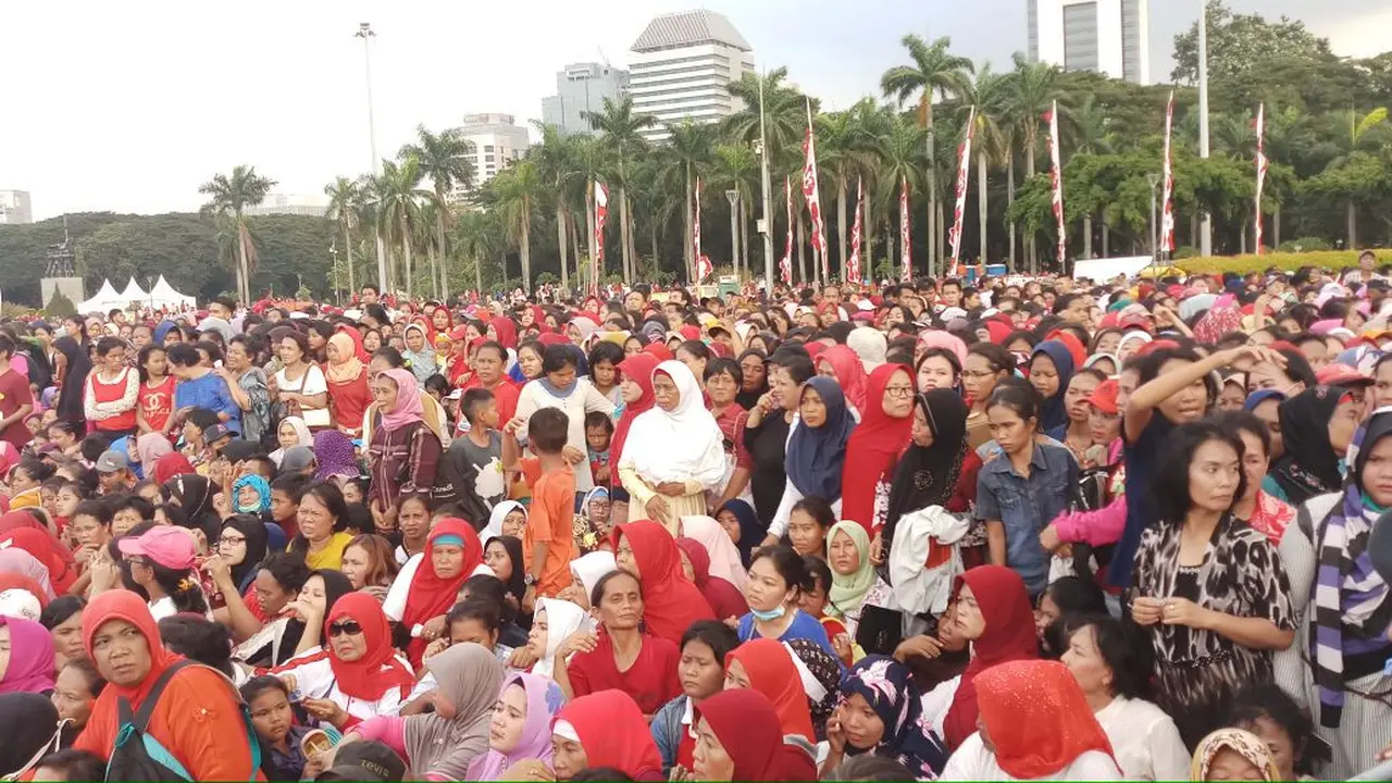Ribuan warga menyambangi Monas dalam kegiatan bagi-bagi sembako