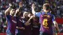 Para pemain Barcelona merayakan kemenangan atas Sevilla pada laga La Liga di Stadion Ramon Sanchez Pizjuan, Sabtu (23/2). Barcelona menang 4-2 atas Sevilla. (AP/Miguel Morenatti)