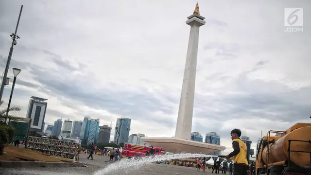 Bersih-Bersih Monas Usai Malam Tahun Baru