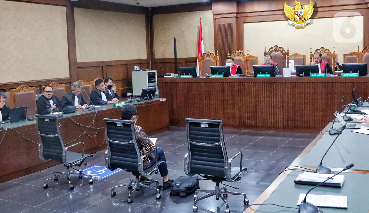 Johnny G. Plate membacakan nota keberatan atau eksepsi sebagai terdakwa kasus dugaan korupsi penyediaan infrastruktur Base Transceiver Station (BTS) 4G dan infrastruktur pendukung paket 1, 2, 3, 4, dan 5 BAKTI Kemenkominfo Tahun 2020-2022. (Liputan6.com/Angga Yuniar)