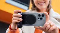 Leica LUX Grip, pegangan kamera premium untuk iPhone yang diklaim bisa hasilkan foto layaknya profesional (Foto: Leica via The Verge).