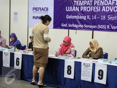 Seorang calon peserta melakukan pendaftaran ujian profesi Perhimpunan Advokat Indonesia (Peradi) gelombang kedua di di Gedung Serbaguna Senayan, Jakarta, Senin (14/9/2015). (Liputan6.com/Faizal Fanani)