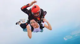 Selain memiliki hobi menembak yang selalu rutin ia jalani, Medina Dina ternyata tidak takut ketinggian. Saat liburan ke Dubai, aktris yang kerap menghiasi layar kaca ini menjajal olahraga ekstrem skydiving dan nampak sangat menikmatinya. (Liputan6.com/IG/@medinadinaaa)