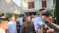 Prabowo Subianto di kediaman Kertanegara, Jakarta Selatan saat Idul Fitri hari pertama, Rabu (10/4/2024). (Merdeka.com/ Bachtiarudin Alam)