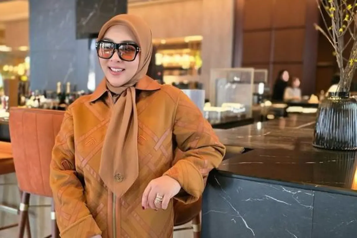 Potret Outfit Syahrini di Tokyo yang Mewah. (instagram/princessyahrini)