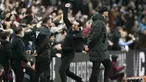 Pelatih Aston Villa, Unai Emery, melakukan selebrasi setelah anak asuhnya mencetak gol ke gawang Liverpool pada laga Liga Inggris di Stadion Villa Park, Selasa (14/5/2024). Aston Villa berhasil mengejar ketinggalan dan memaksa kedudukan menjadi 3-3. (AFP/Ben Stansall)