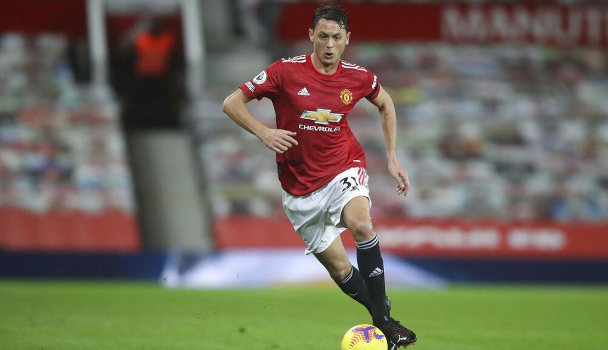 Gelandang Manchester United, Nemanja Matic, menggiring bola saat melawan West Bromwich Albion pada laga Liga Inggris di Stadion Old Trafford, Minggu (22/11/2020). MU menang dengan skor 1-0. (Martin Rickett/Pool via AP)