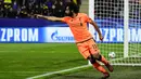 Gelandang Liverpool, Mohamed Salah, merayakan gol yang dicetaknya ke gawang Maribor pada laga Liga Champions di Stadion Ljudski Vrt, Maribor, Selasa (17/10/2017). Maribor kalah 0-7 dari Liverpool. (AFP/Jure Makovec)