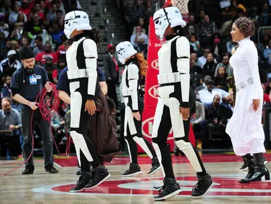 Cheerleaders tim Atlanta Hawks menghibur penonton laga basket NBA antara Atlanta Hawks melawan Philadelphia 76ers dengan memakai kostum Star Wars di Philips Arena, Atlanta, AS, Rabu (16/12/2015). (Foto via Marca.com)