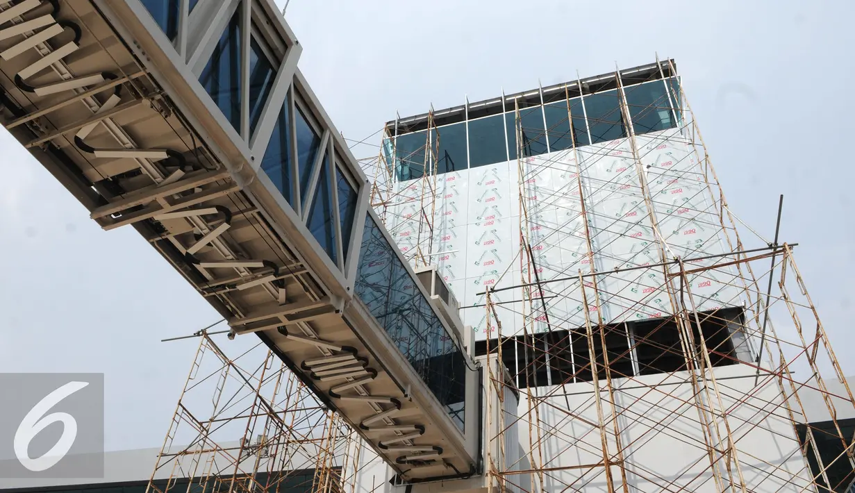 Pembangunan Tower Air Traffic Controller (ATC)‎ di Terminal 3 Ultimate, Tangerang, Rabu (13/7). Angkasa Pura II terus kebut pembangunan ATC dengan target penyelesaian tower 1 minggu mendatang. (Liputan6.com/Helmi Afandi)