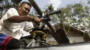 Gambar yang diambil pada 17 November 2019, Jujun Junaedi menyelesaikan pembuatan helikopter buatannya di halaman belakang rumahnya di Sukabumi. Jujun merogoh kocek hingga lebih dari RP 30 juta rupiah untuk merakit helikopter bermesin genset dua silinder 700 cc ini. (Wulung WIDARBA/AFP)