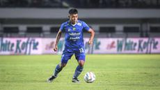 Pemain Persib Bandung, Febri Hariyadi mengontrol bola pada laga lanjutan pekan ke-3 BRI Liga 1 2023/2024 antara Persib Bandung melawan Dewa United FC di Stadion Gelora Bandung Lautan Api (GBLA), Bandung, Jumat (14/07/2023). (Bola.com/Bagaskara Lazuardi)