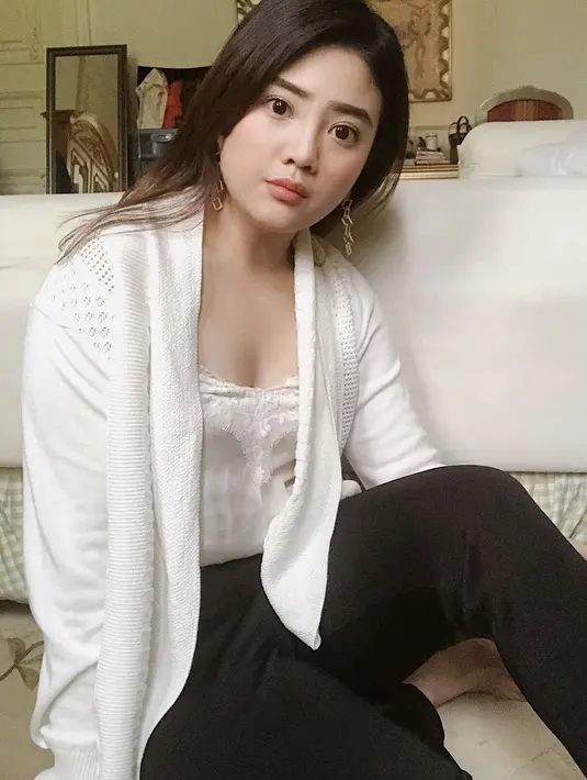 Cardigan dengan tank top putih membuatnya tampil feminim. Yang tampak simple dengan pants hitamnya. @valenciatanoe