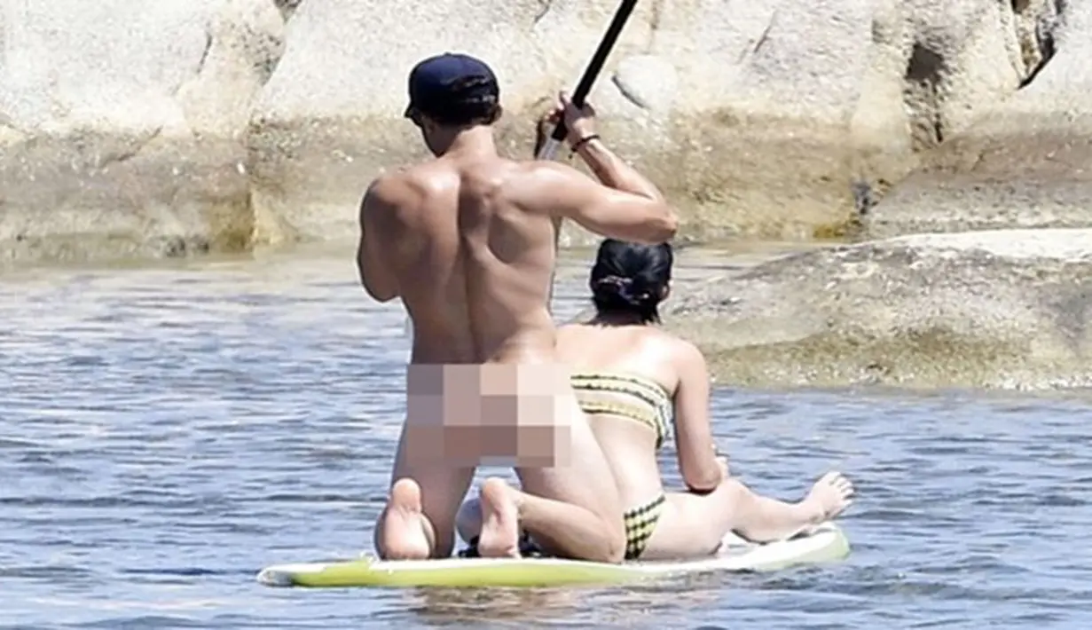 Orlando Bloom dan Katy Perry tengah berlibur ke pantai di kawasan Italia. Dua pasangan sejoli ini kerap memamerkan momen intim dan kemesraannya di depan umum. (Dailymail/Bintang.com)